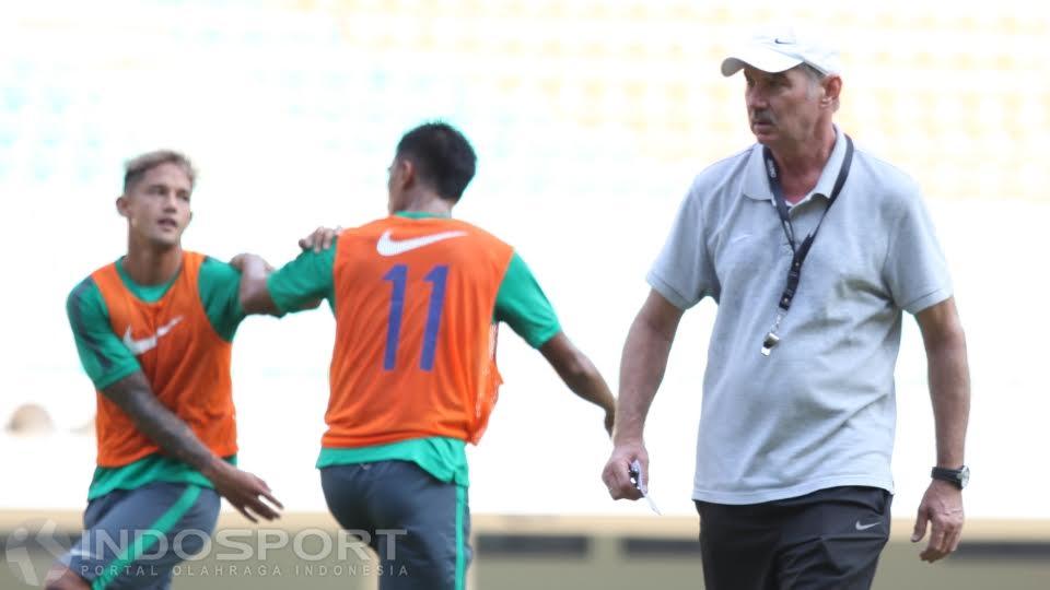 Pelatih Timnas Indonesia, Alfred Riedl (kanan) mengamati para pemainnya saat seleksi tahap pertama di Stadion Pakansari, Cibinong, Bogor.